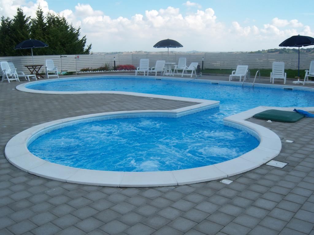 Agriturismo Lo Sgorzolo Pergola Buitenkant foto